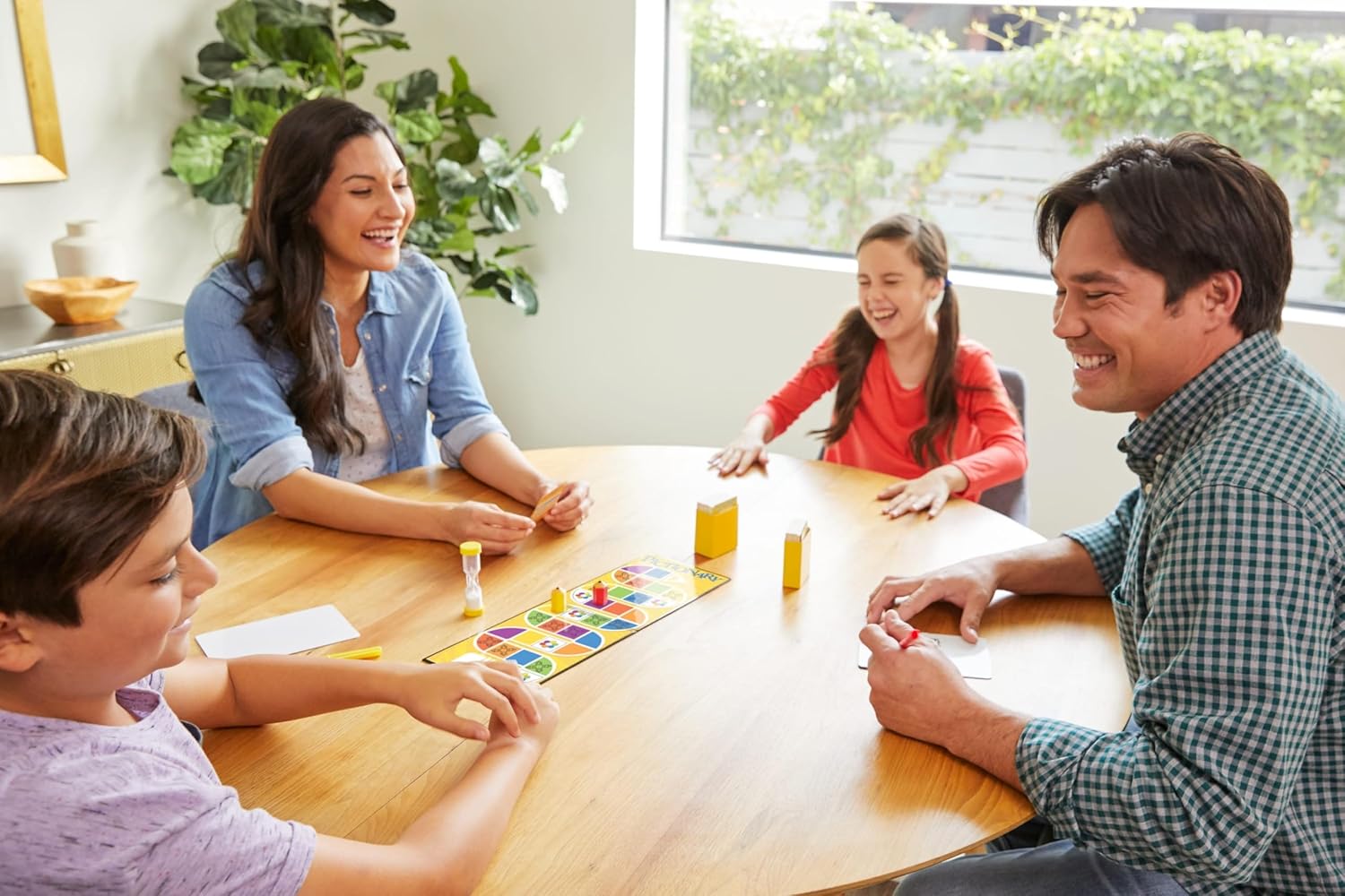 Mattel Games Pictionary Family Board Game for Kids, Adults and Game Night for 2 Teams with Erasable Markers, Boards and Sand Timer - Image 2