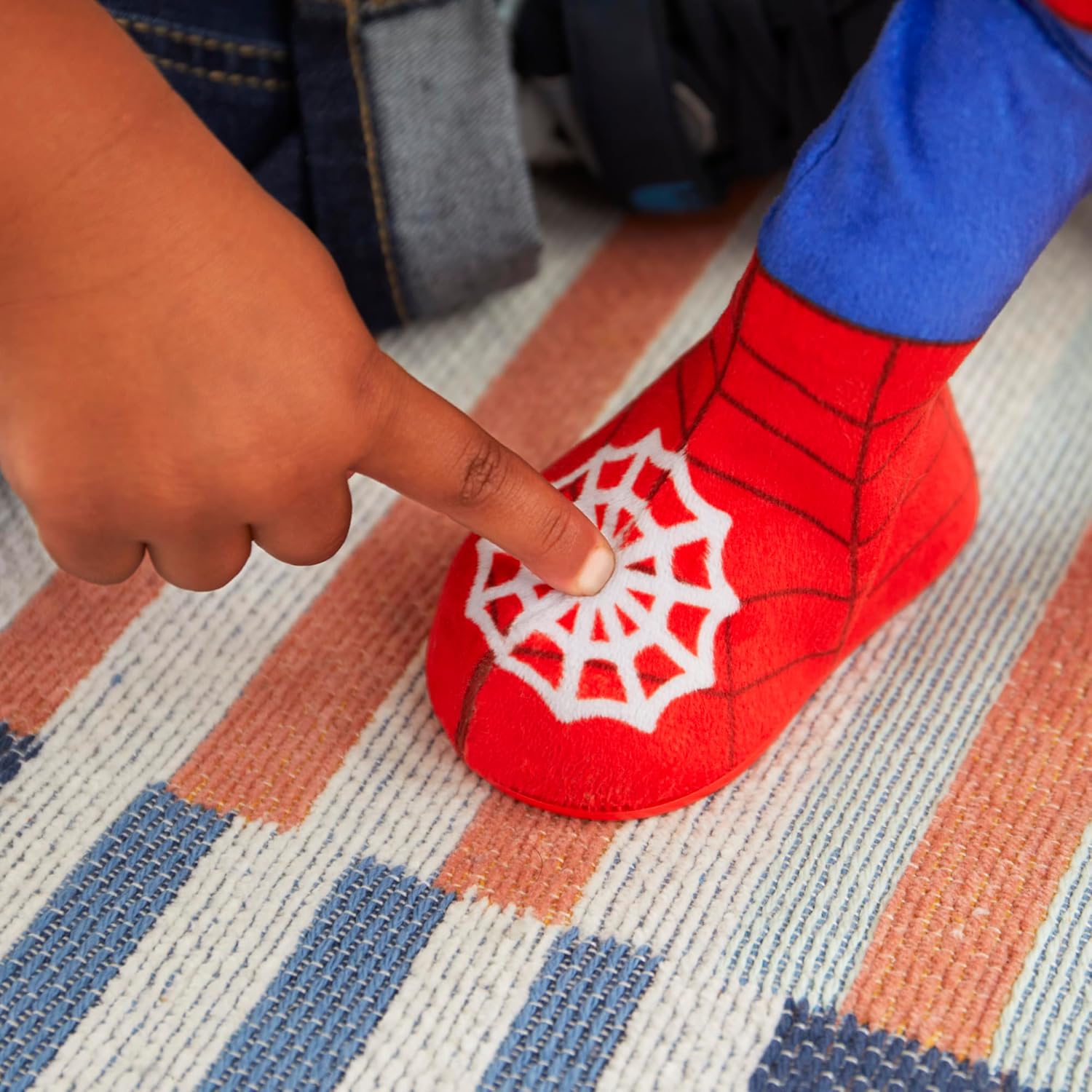 Spidey and his Amazing Friends Marvel Dance 'N Crawl Spidey, Interactive Plush Toy with 20 Phrases & Sounds, 2 Songs, Super Hero Toys for Kids 3 & Up - Image 10